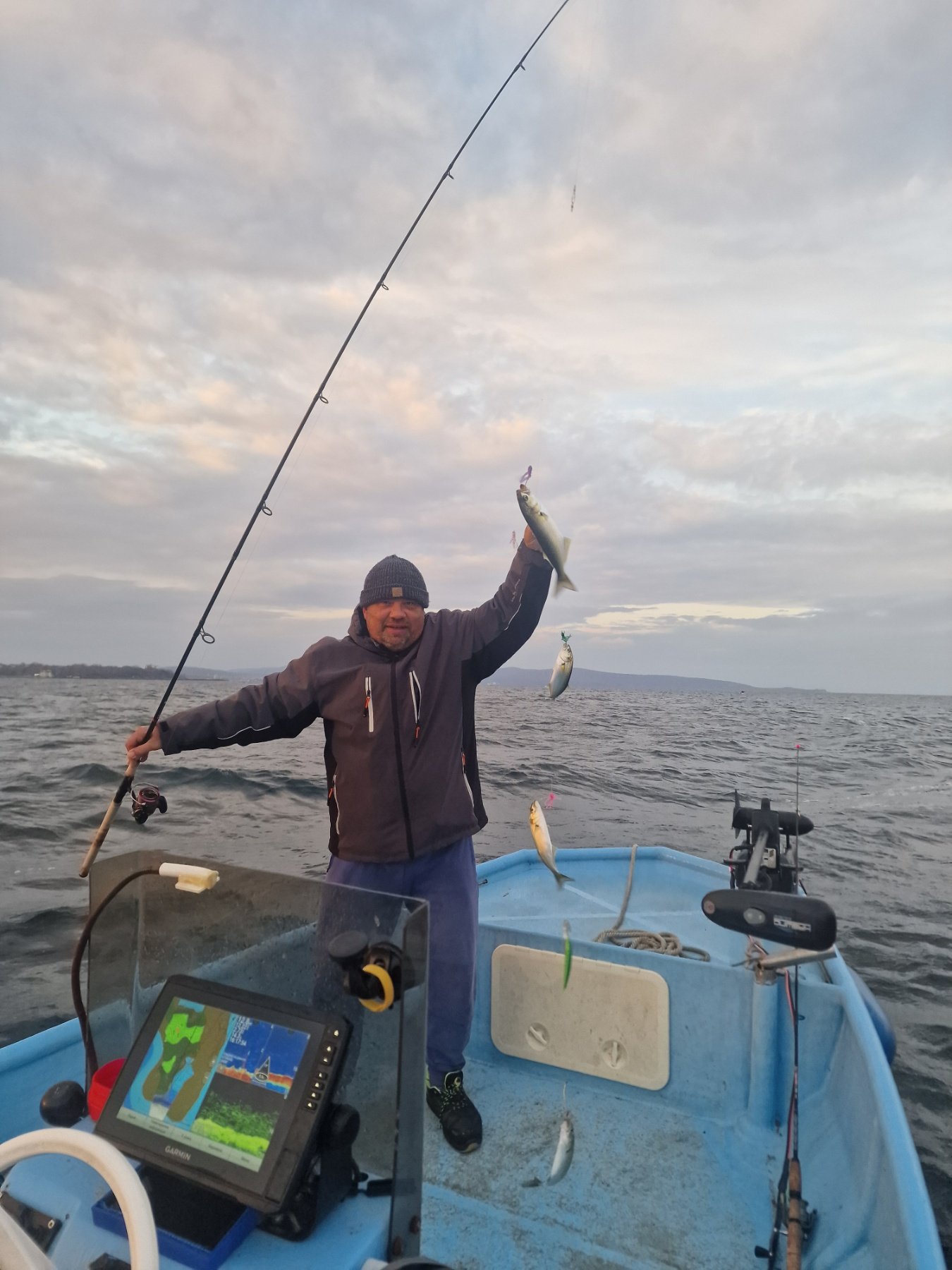 Мъж спортен риболов с въдица и ехолот