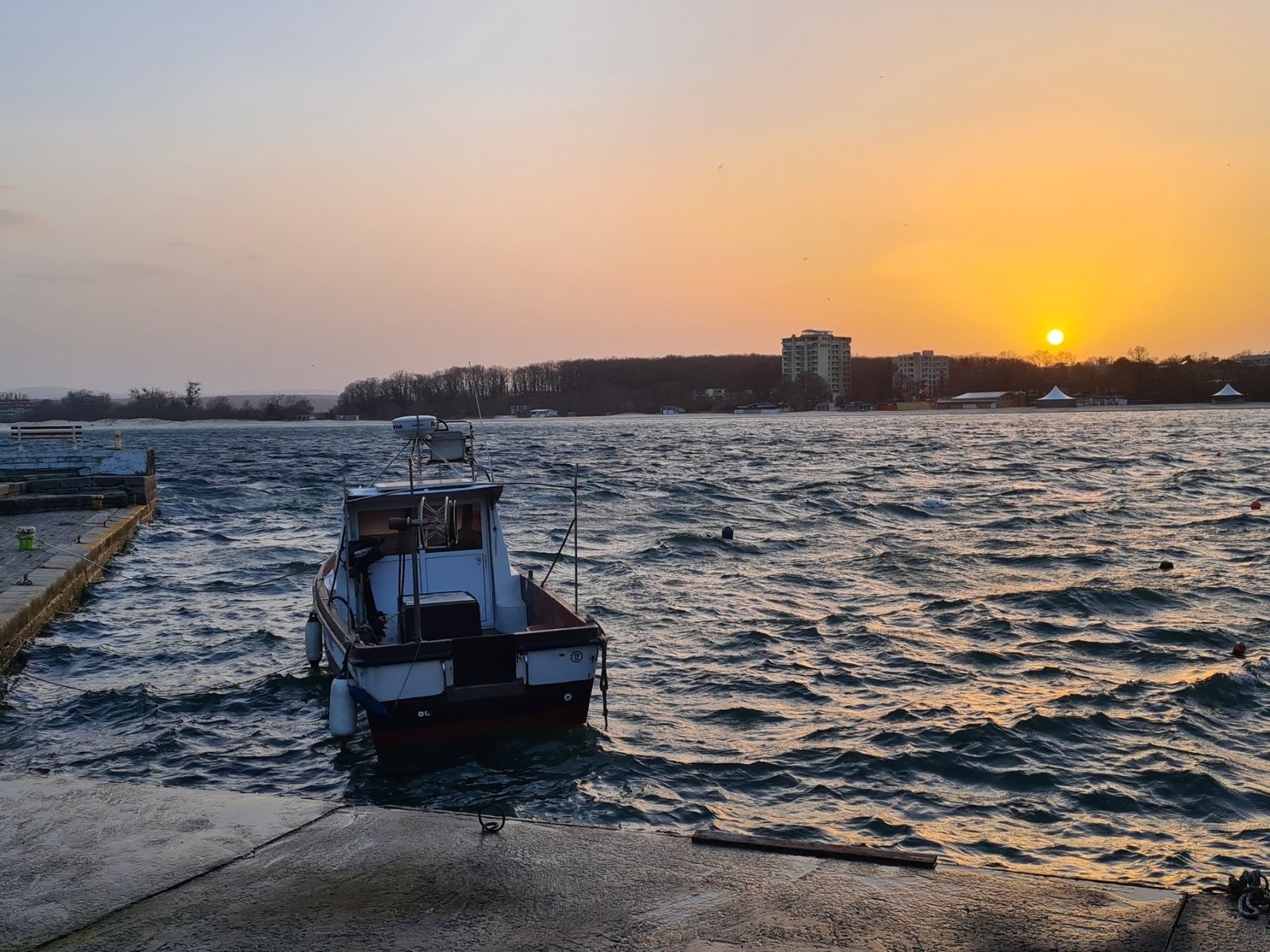 Лодка на морето